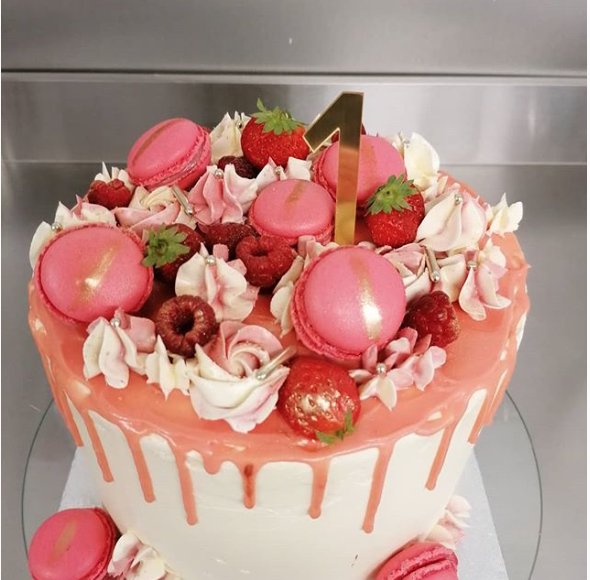 layer cake fraise rose macaron